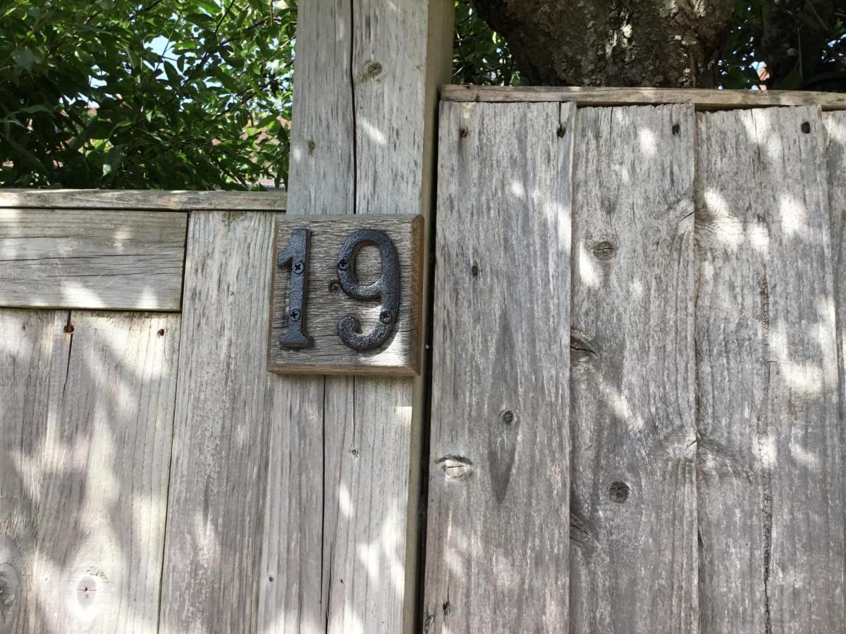 Number 19 B&B Чичестер Экстерьер фото